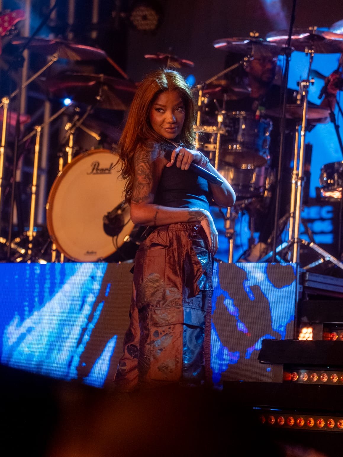 Em show pelo Dia do Comerciário, Ludmilla dança coladinha com mulher e exalta filha Zuri 20 IMG 20251022 WA0116
