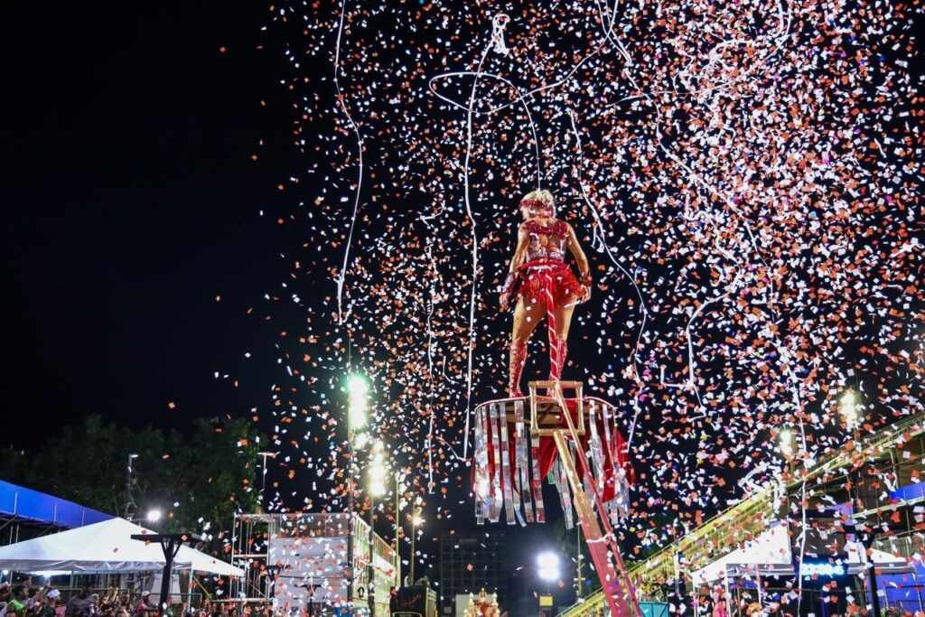 Thalita Zampirolli é ovacionada na Marquês de Sapucaí