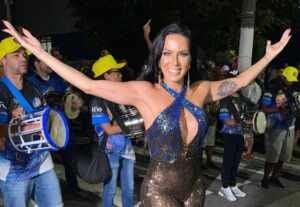 Carla Prata capricha no look para noite de samba no ensaio de rua da Acadêmicos do Tucuruvi