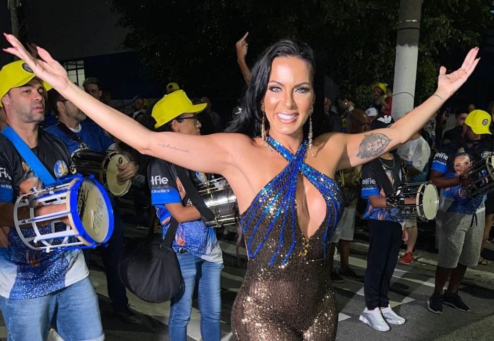 Carla Prata capricha no look para noite de samba no ensaio de rua da Acadêmicos do Tucuruvi
