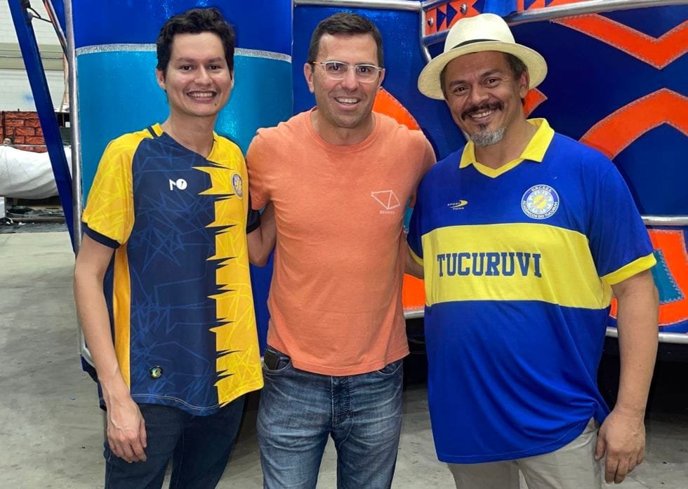 Rodrigo Bocardi e Aline Midlej visitam barracão de alegorias da Tucuruvi para Carnaval 2023
