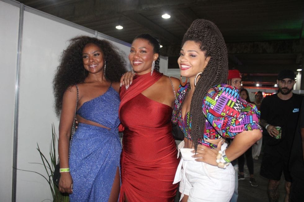 Atrizes Cris Viana, Luedji luna e Juliana Alves se encontram no festival de verão do Brasil, FV 23 Atrizes Cris Viana, Luedji luna e Juliana Alves se encontram no festival de verão do Brasil, FV 23