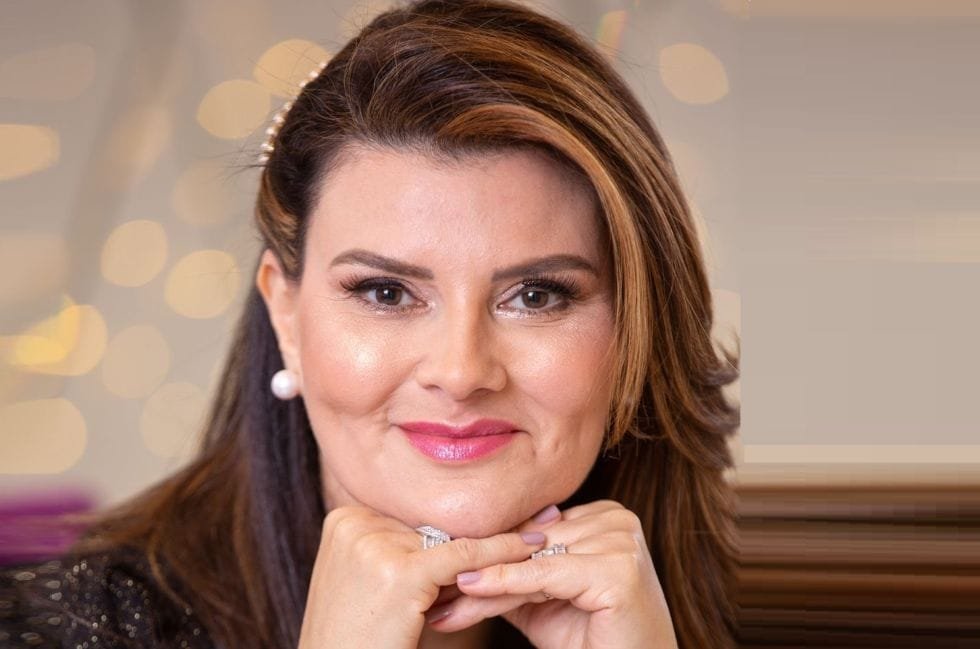 Dra Chris Radaic comenta sobre a flacidez na região dos olhos