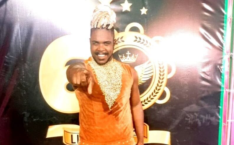 Muso Wallace Guedes inicia o ano de 2023 no ensaio de comunidade da Lins Imperial