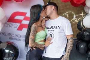Ator Thomaz Costa e Tati Zaqui trocam beijos durante corrida de kart em SP