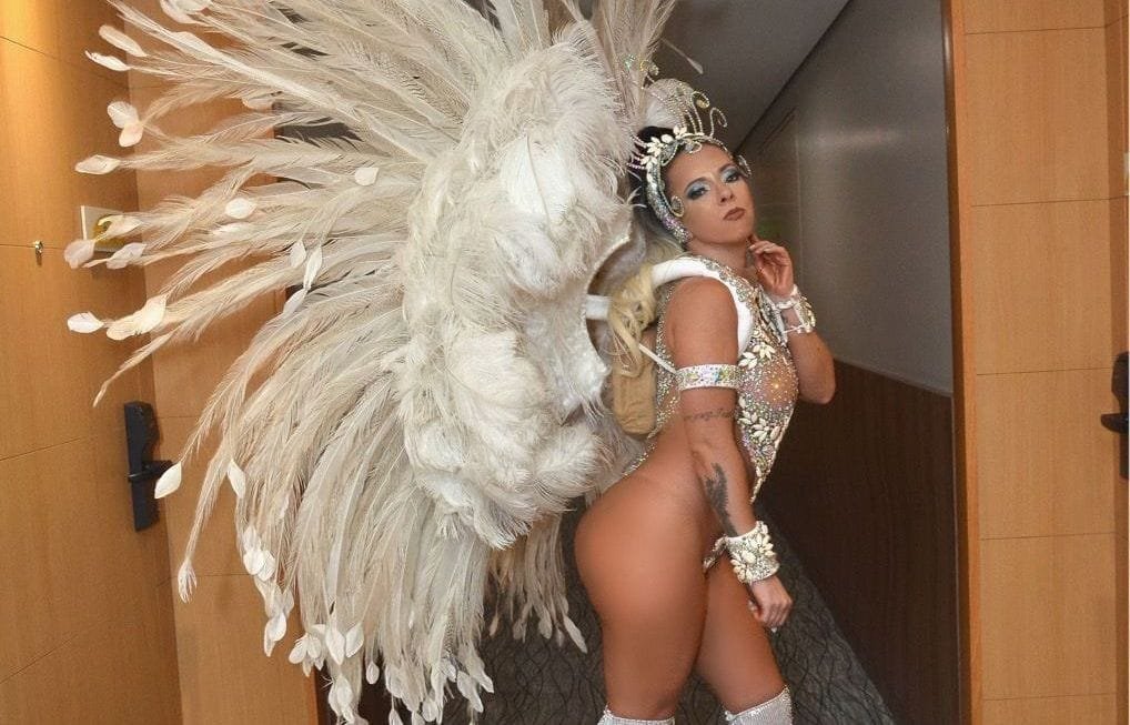 Daiana Pereira esbanja simpatia e graciosidade no desfile da Nenê de Vila Matilde