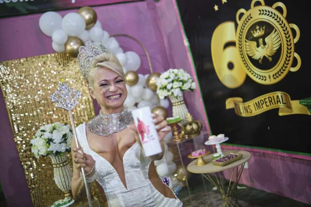 Aplaudida pela comunidade, Danny Foxx é coroada Rainha da Lins Imperial