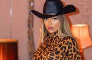 Dorme no Formol? Cantora Brasileira Julies choca internet ao revelar idade no TikTok