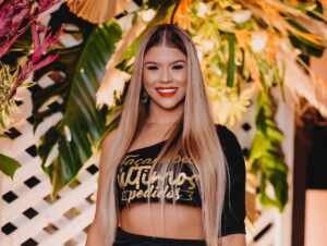 Sucesso na Internet, influenciadora Jade Azevedo celebra parceria com famosos