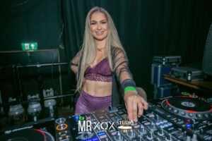 Brasileira Dj Loora faz sucesso na Europa