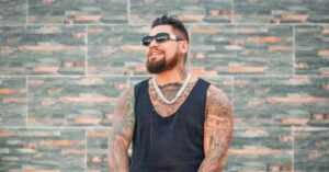 Rapper Goiano Donato no Relato impacta com performance em novo clipe