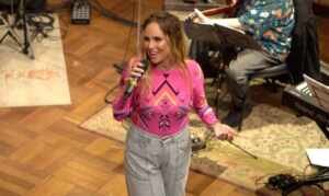 Flavia Alves e banda Crazy Joe apresentam “Tropicalize! O Baile” no The Wall em São Paulo