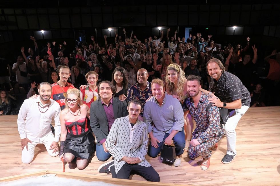 Sérgio Hondjakoff com elenco da Peça Velório à Brasileira - Foto: Daniel Pinheiro / Divulgação
