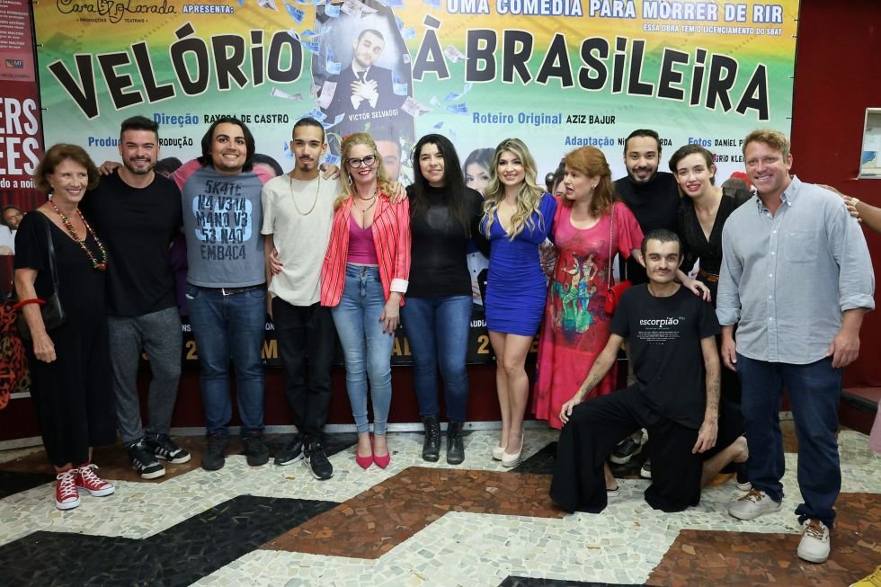 Sérgio Hondjakoff com elenco da Peça Velório à Brasileira - Foto: Daniel Pinheiro / Divulgação