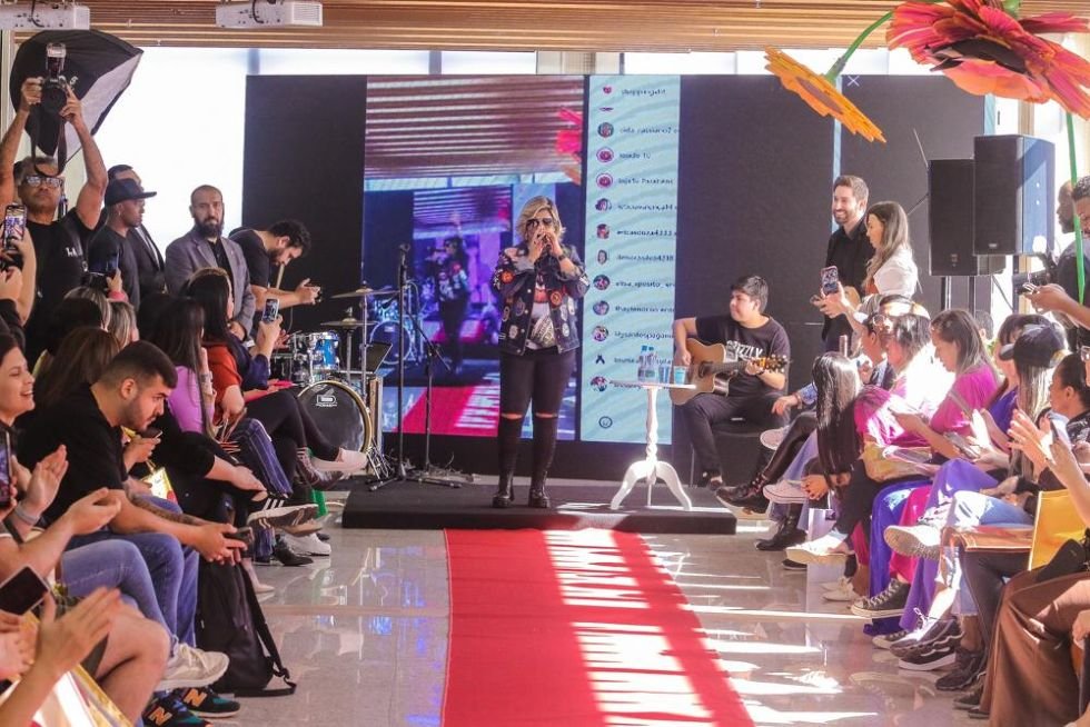 Cantora Sertaneja Paula Mattos participa de evento dia das mães no Shopping VHT, no Coração do Brás