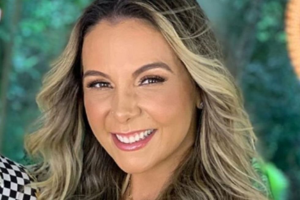 Carla Perez pede ajuda para colônia de pescadores atingida pelas chuvas Carla Perez pede ajuda para colônia de pescadores atingida pelas chuvas