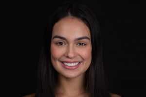 Avaliado em R$ 60 mil, ex BBB Larissa Santos troca lentes de contato dental com Dr Viotto