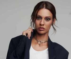 Modelo Brasileira Flavia Brunhosa é capa de revista em Los Angeles