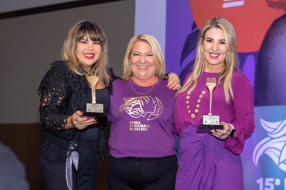 Laudecir Maciel entre as homenageadas Anairana Cosmeticos e Tatiane Dallo