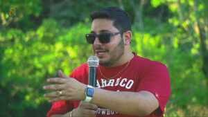 Netinho Marinelli conquista o público com seu jeito descontraído