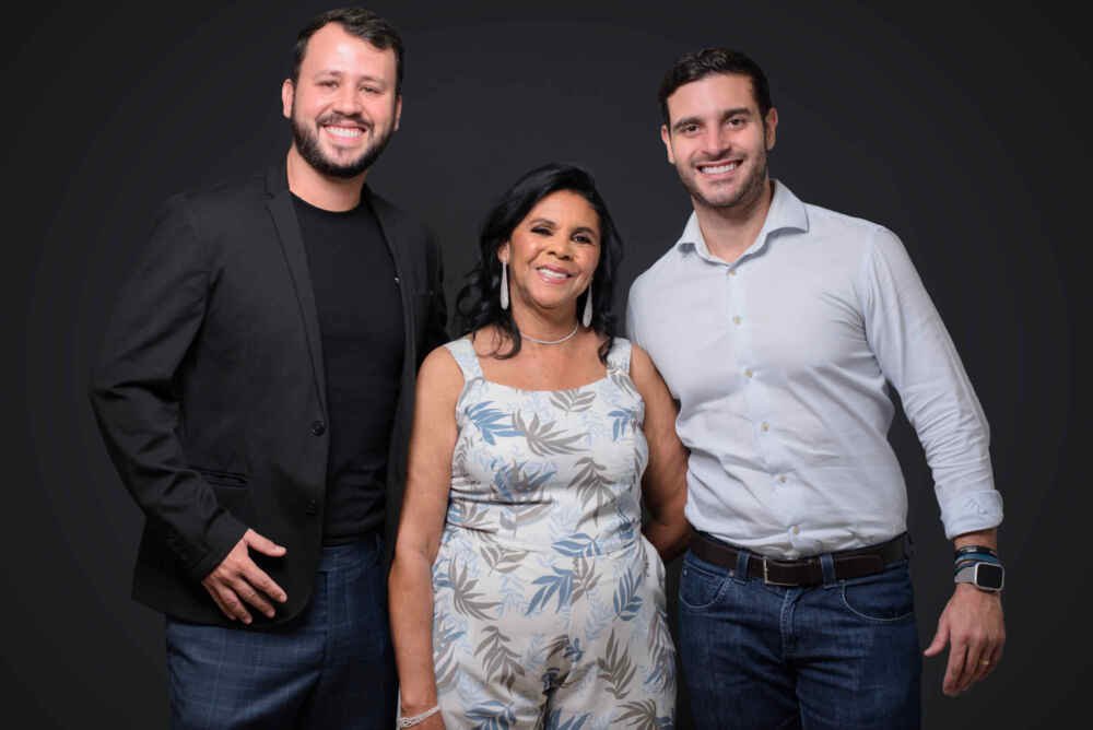 Sra. Leonice ladeada por Dr. Espedito Ulisses e Dr. Raphael Prado - Credito da Foto: Luciano dos Santos Moraes / Divulgação