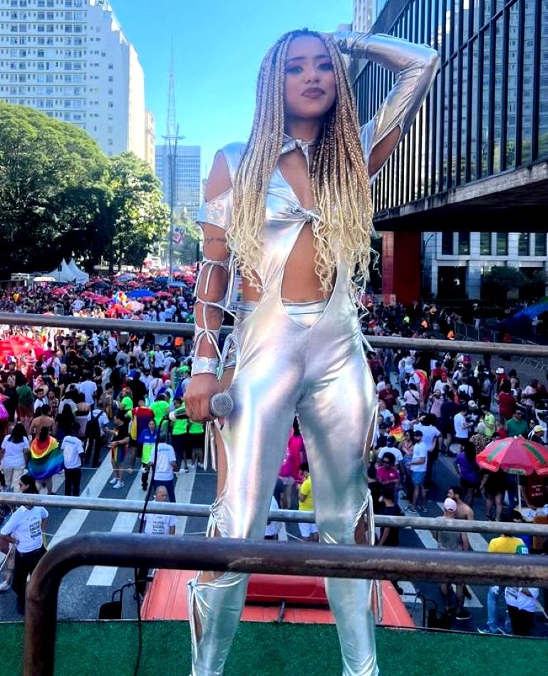 Cantora e compositora Aristella foi um dos destaques na 27ª Parada do Orgulho LGBT+ de SP 23 Aristella - Credito da Foto: Divulgação