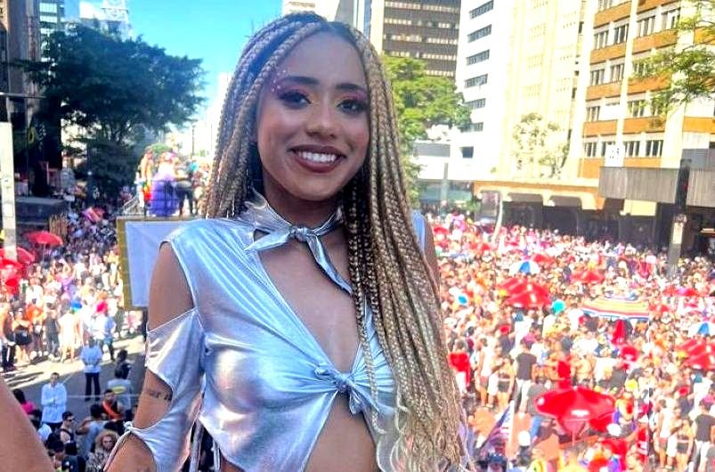Cantora e compositora Aristella foi um dos destaques na 27ª Parada do Orgulho LGBT+ de SP Cantora e compositora Aristella foi um dos destaques na 27ª Parada do Orgulho LGBT+ de SP