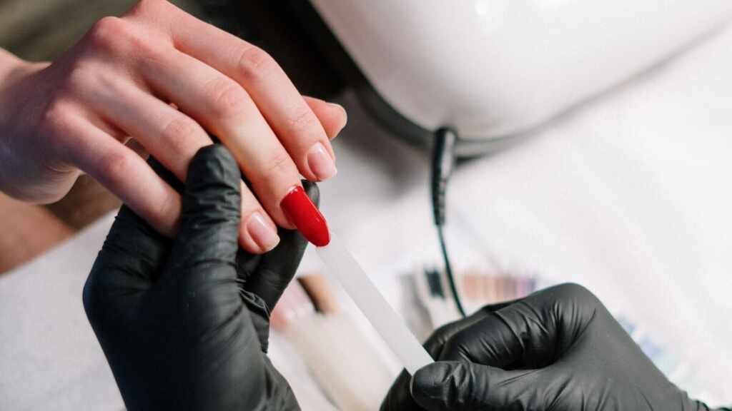 Aprenda como empreender com alongamento de unhas