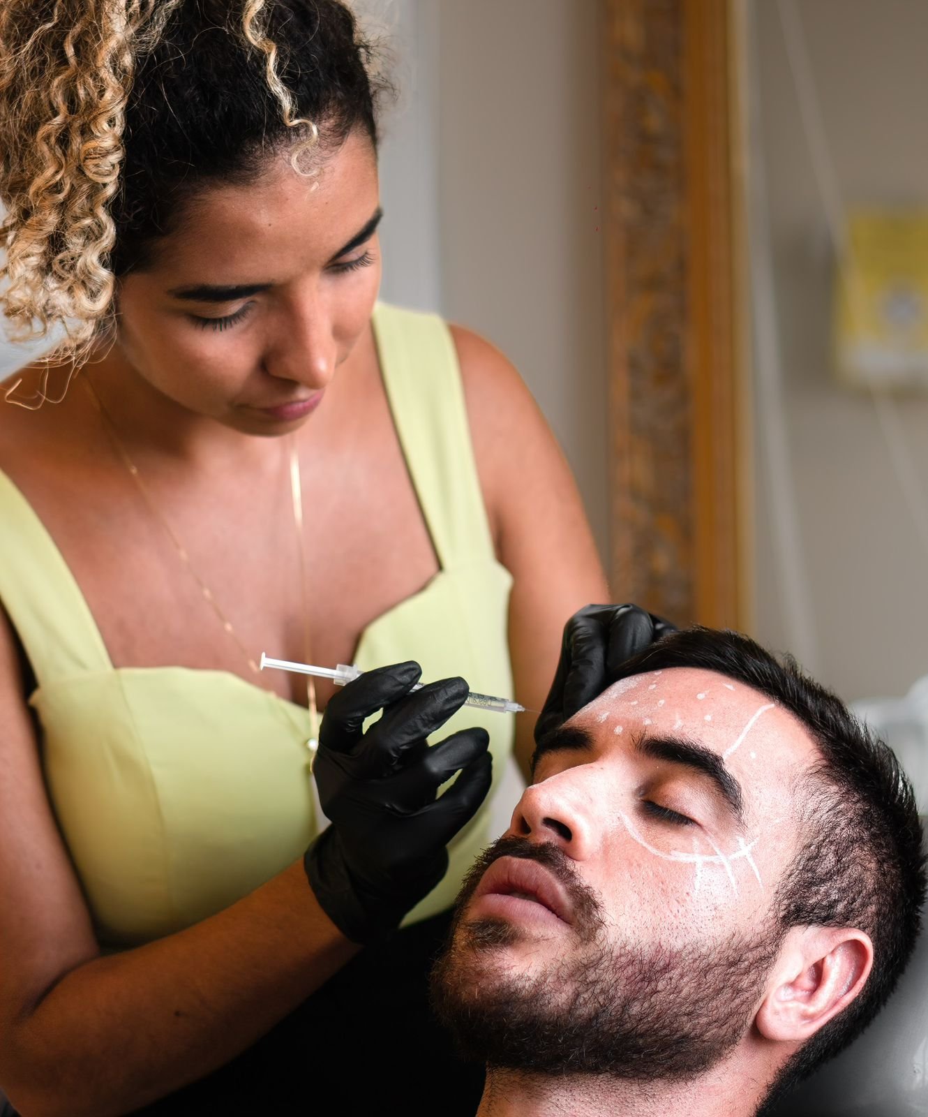 Clínica Passos promete reinventar a estética com foco na naturalidade 18 Dra. Joyce Passos realizando atendimento