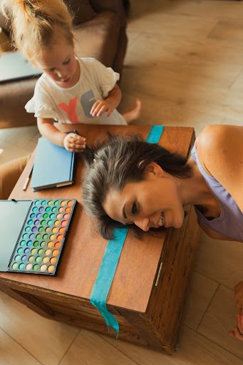 Mãe brincando com a filha