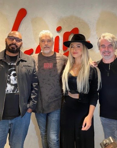 Cantora Tollendal assina com o grupo Universal Music 18 Tollendal
