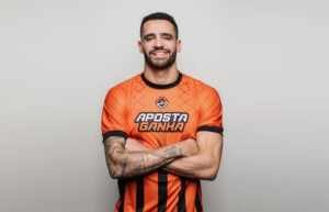 Aposta Ganha lança meia Renato Augusto como novo embaixador