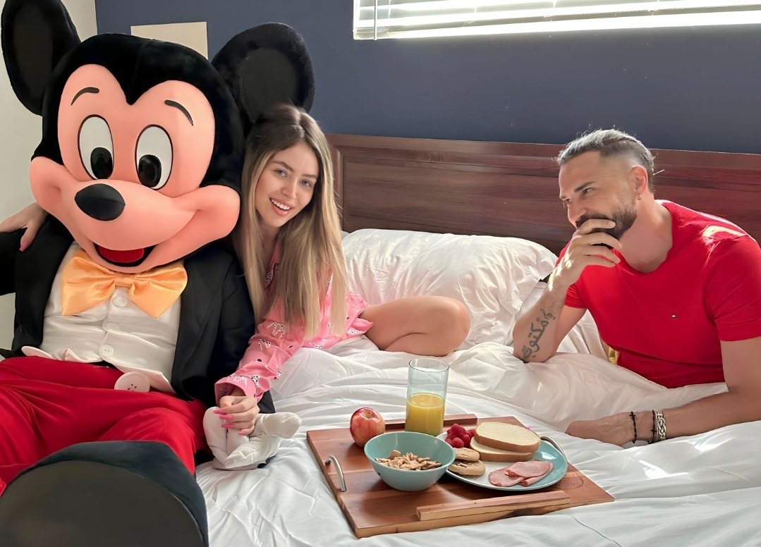 Latino e a noiva, Raffa Rarbbie, estão de férias em Orlando 20 Foto: Divulgação