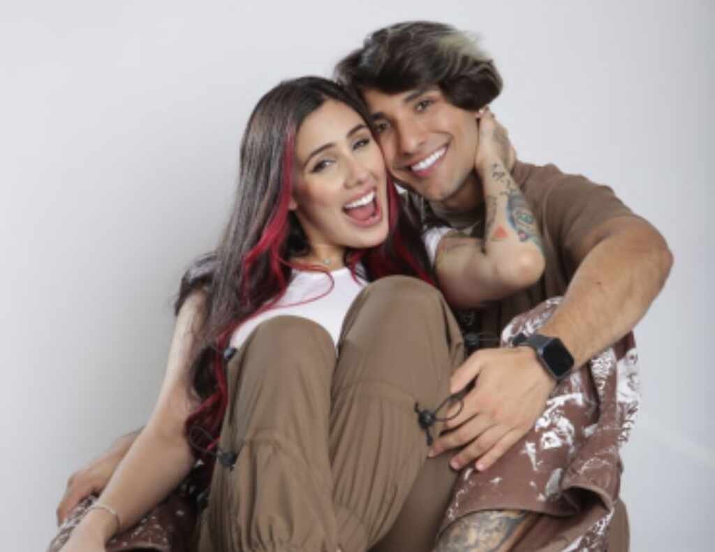 Fazenda 15: Namorado de Alicia X explica motivo de nunca terem assumido a relação Fazenda 15: Namorado de Alicia X explica motivo de nunca terem assumido a relação