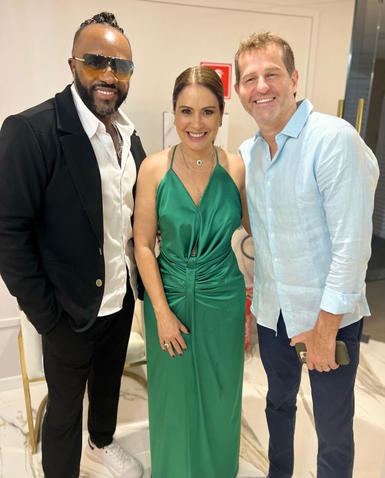 Claudinho do Grupo Negritude Júnior e o cantor Afonso Nigro com Dra Katia Volpe - - Foto: Divulgação
