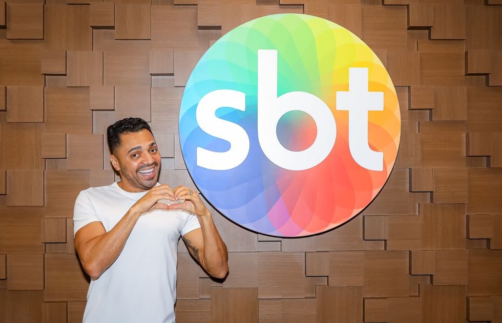 Humorista Tirullipa assina contrato com o SBT e ganha seu primeiro programa solo Humorista Tirullipa assina contrato com o SBT e ganha seu primeiro programa solo