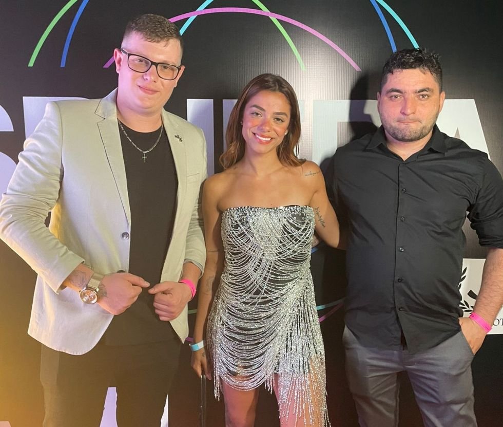 Agência Lobos brilha como apoiadora na Festa de Aniversário de Simone Susinna no Sphera 21 Neto Prando e Thiago Levi - Sócios da Agência Lobos com a ex-BBB Key Alves - Foto: Divulgação