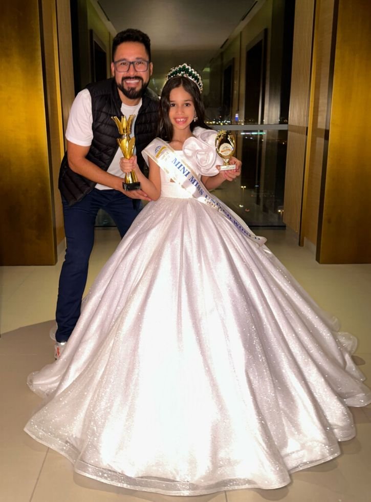Rebecca e o consultor de misses Paulo Filho - Foto: Divulgação
