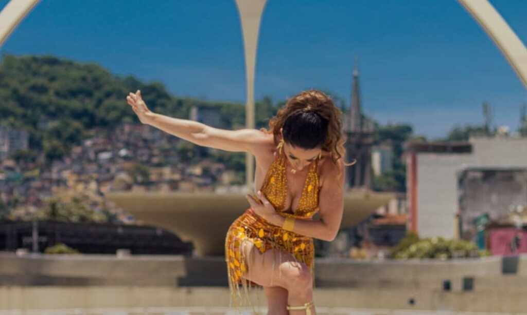 Tatiana Breia comemora 20 anos de Sapucaí com gravação especial no palco do samba Tatiana Breia comemora 20 anos de Sapucaí com gravação especial no palco do samba
