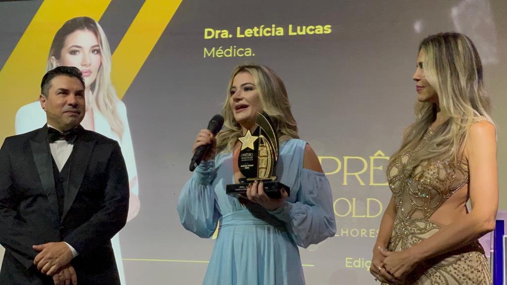 Destaque Internacional: Dra. Letícia Lucas Recebe Prestigioso Prêmio Gold Star em Dubai 18 Rogério Moretto, Dra. Letícia Lucas e Hariane Fonseca no Prêmio Gold Star - Crédito da Foto: Jejé Brown / Divulgação