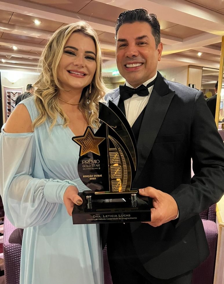 Destaque Internacional: Dra. Letícia Lucas Recebe Prestigioso Prêmio Gold Star em Dubai 19 Dra. Letícia Lucas e Rogério Moretto no Prêmio Gold Star - Crédito da Foto: Jejé Brown / Divulgação