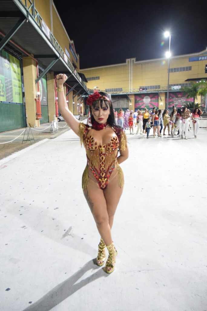 Musa da União da Ilha, Amanda Fernandes brilha em mini desfile na Cidade do Samba Musa da União da Ilha, Amanda Fernandes brilha em mini desfile na Cidade do Samba