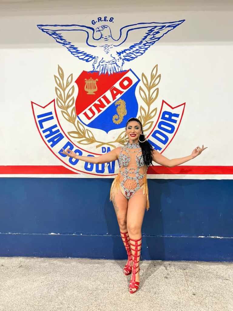 Amanda Fernandes estreia como musa em ensaio de rua da União da Ilha 11 Amanda Fernandes no ensaio de rua 6