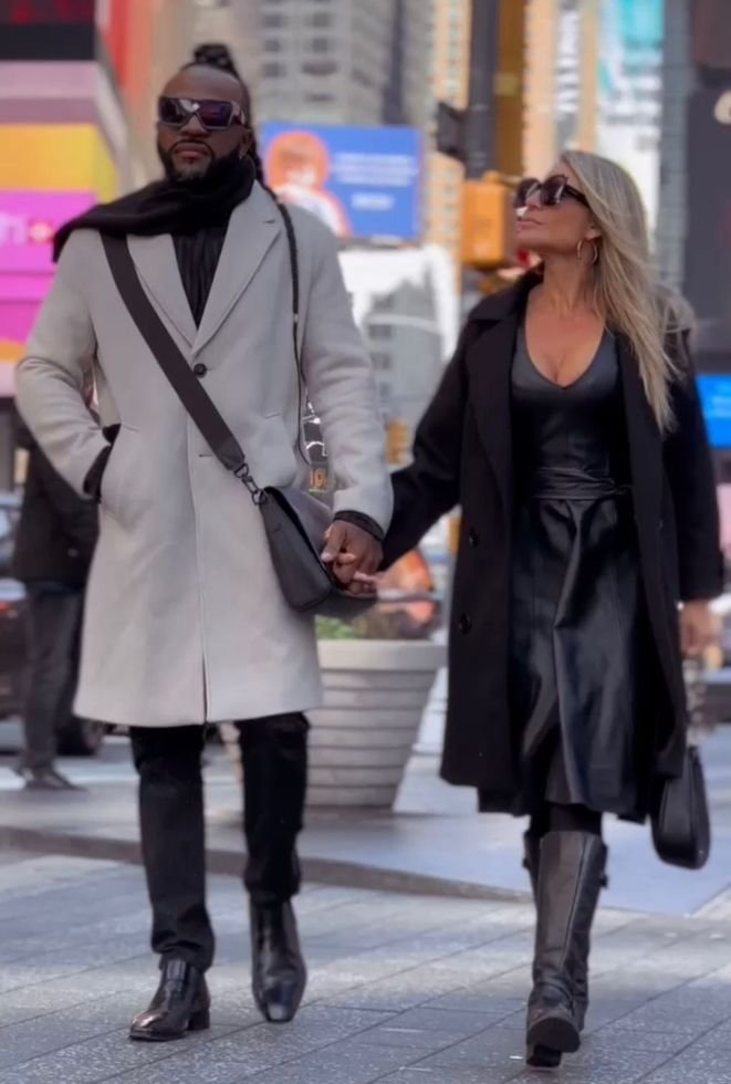 De férias em NY, Claudinho do Negritude Júnior, comemora Sucesso da Música Aliança e se rende ao Botox 21 Claudinho com a esposa Roneia Forte em NY - Credito da Foto Dany Carme / Divulgação