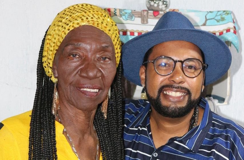 Nenê de Vila Matilde recebe Lia de Itamaracá durante a 10ª Festa dos Amigos do Samba Nenê de Vila Matilde recebe Lia de Itamaracá durante a 10ª Festa dos Amigos do Samba