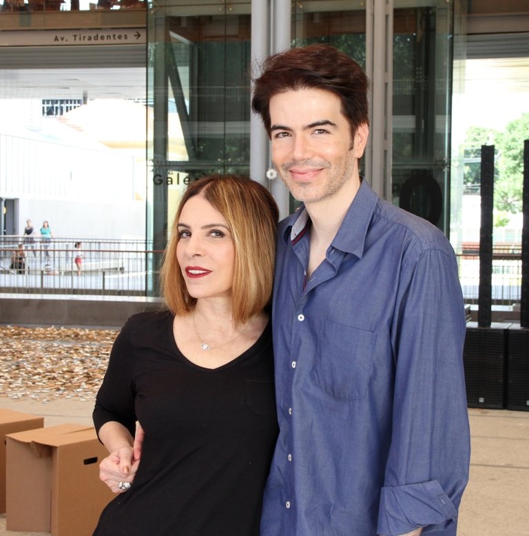 Em rara aparição, Gabriel Braga Nunes leva a filha a espetáculo