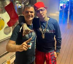 Advogado dos famosos curte Cruzeiro de Neymar na companhia de Mc Guimê 