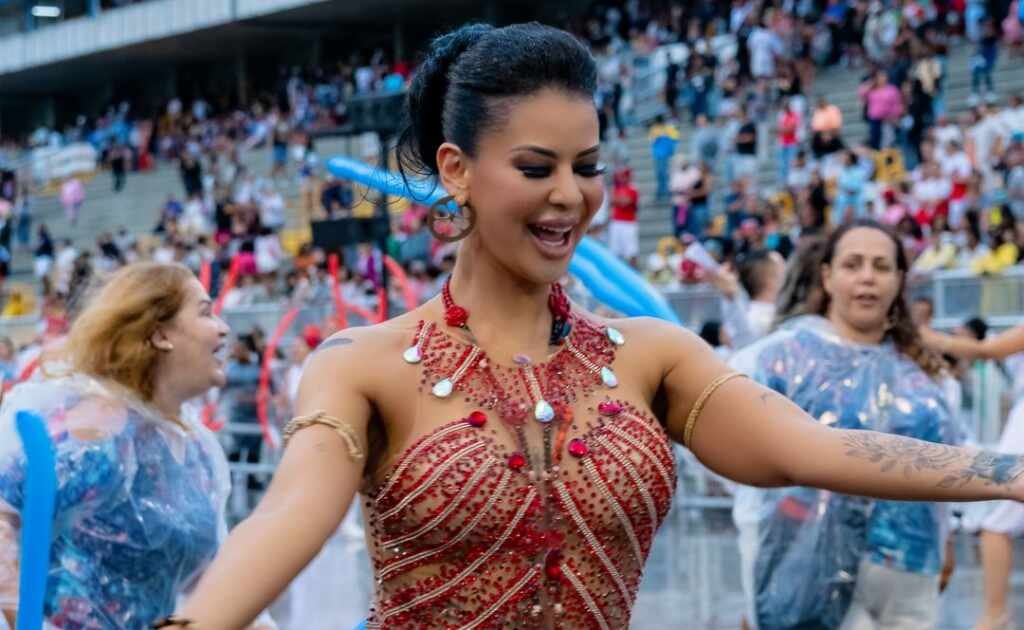 Ana Itikawa reina debaixo de chuva no Sambódromo do Anhembi Ana Itikawa reina debaixo de chuva no Sambódromo do Anhembi