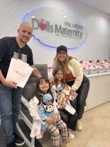 Carol Diniz, a Teacher dos Famosos, visita maternidade de bonecas em Orlando