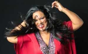 Pipa Brasey celebra o samba em show no Rio Scenarium 
